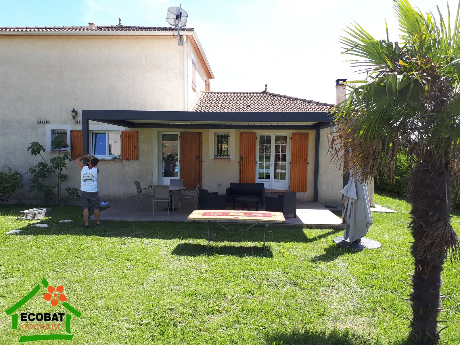Installation d'une pergola 3 poteaux et 1 screen à Saint-Julien-les-Rosiers - Photo 4