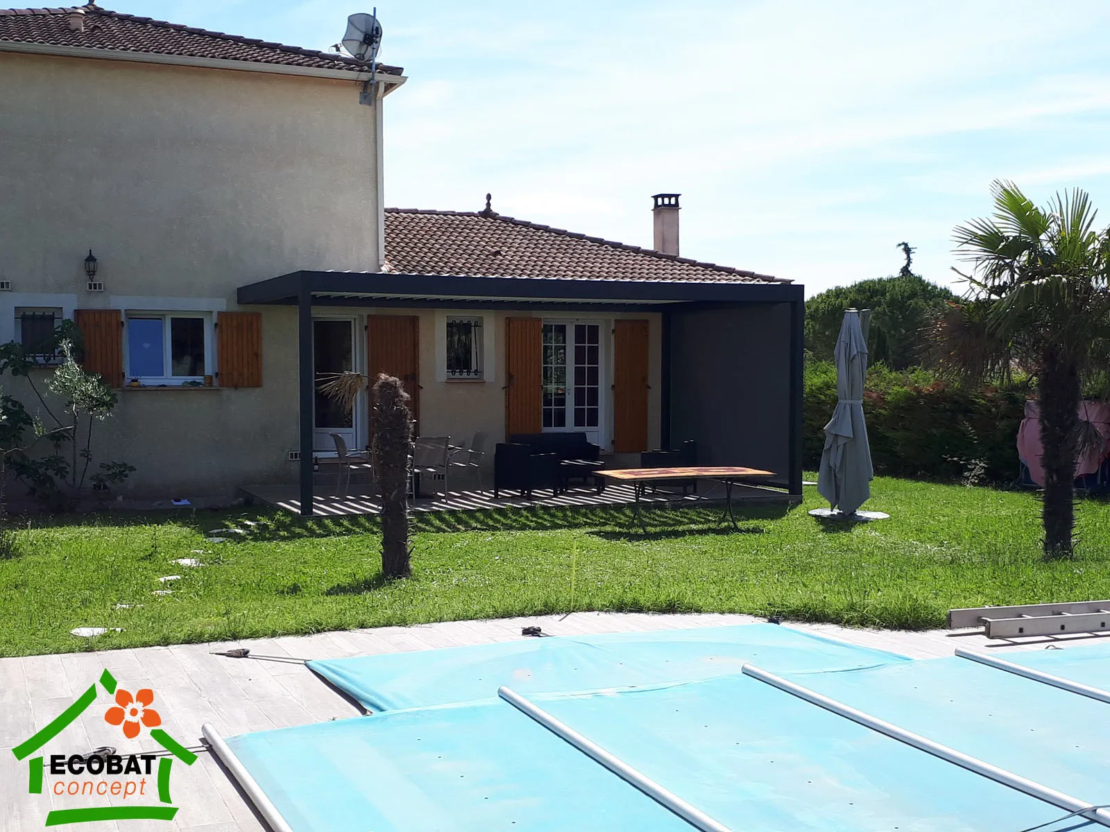 Installation d'une pergola 3 poteaux et 1 screen à Saint-Julien-les-Rosiers - Photo 5