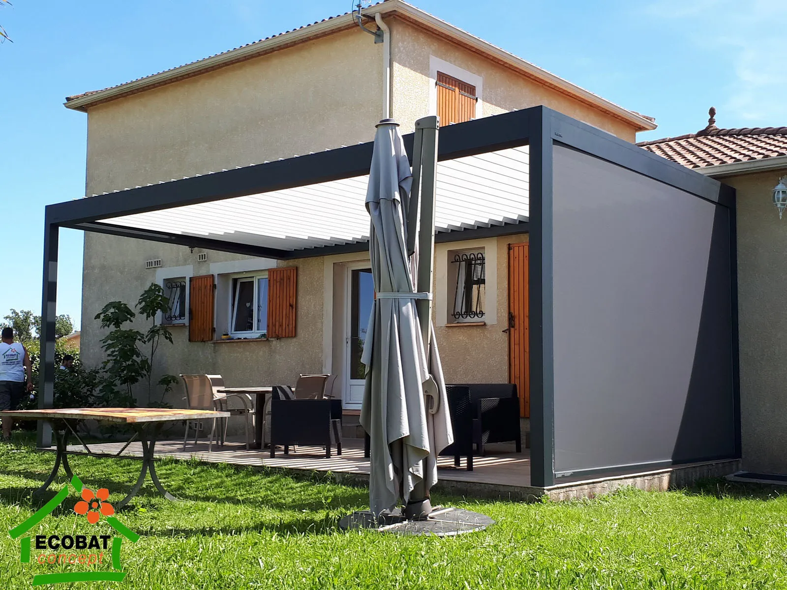 Installation d'une pergola 3 poteaux et 1 screen à Saint-Julien-les-Rosiers - Photo 6