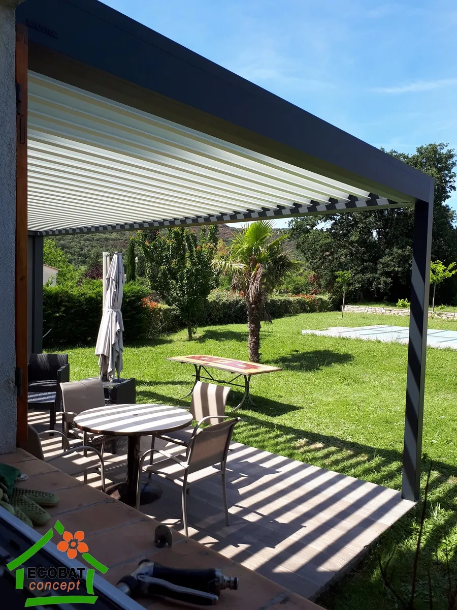 Installation d'une pergola 3 poteaux et 1 screen à Saint-Julien-les-Rosiers - Photo 7