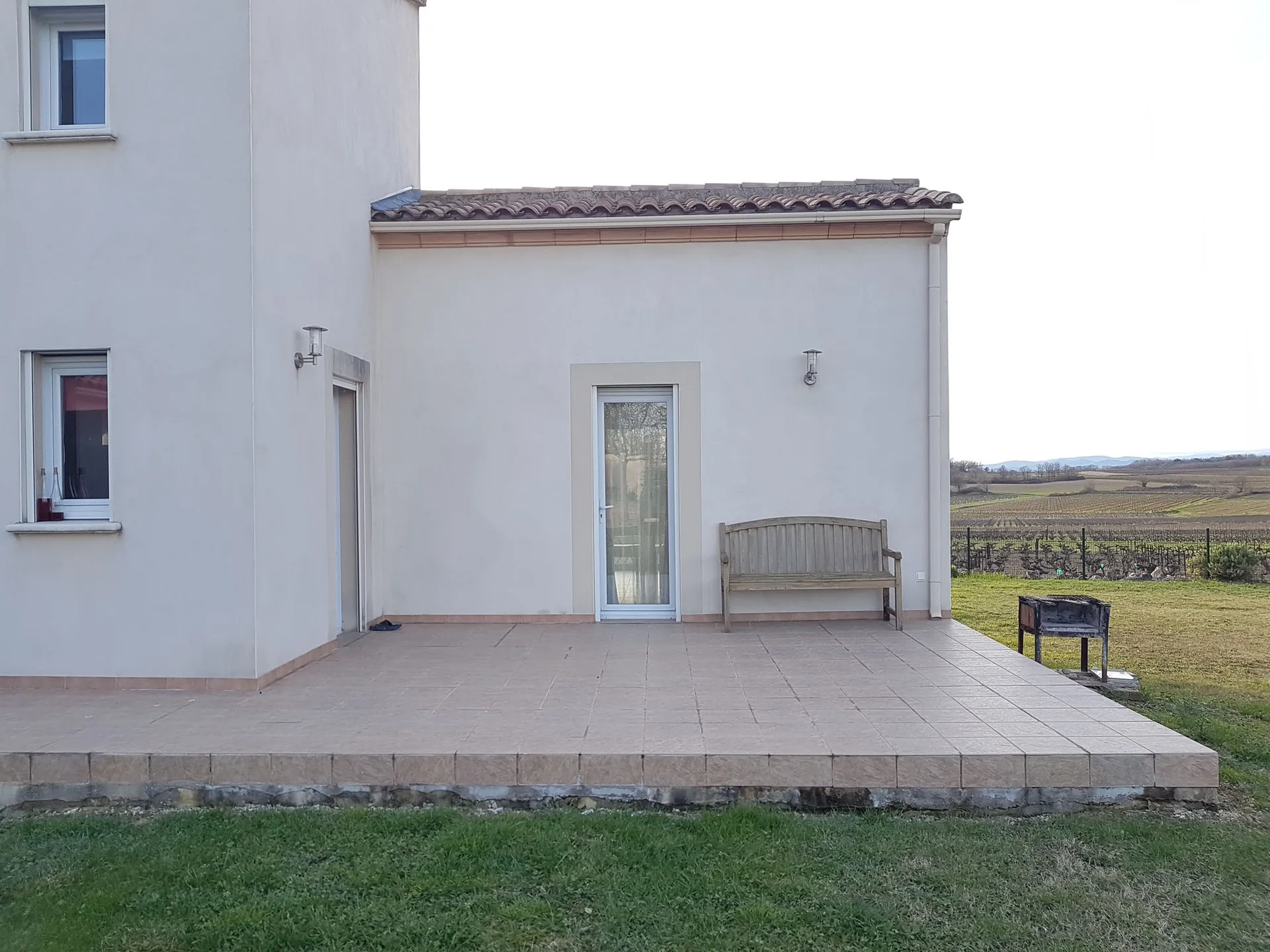 Pose d'une pergola bioclimatique B200 XL blanche avec un seul poteau à Castelnau-Valence - Photo 1