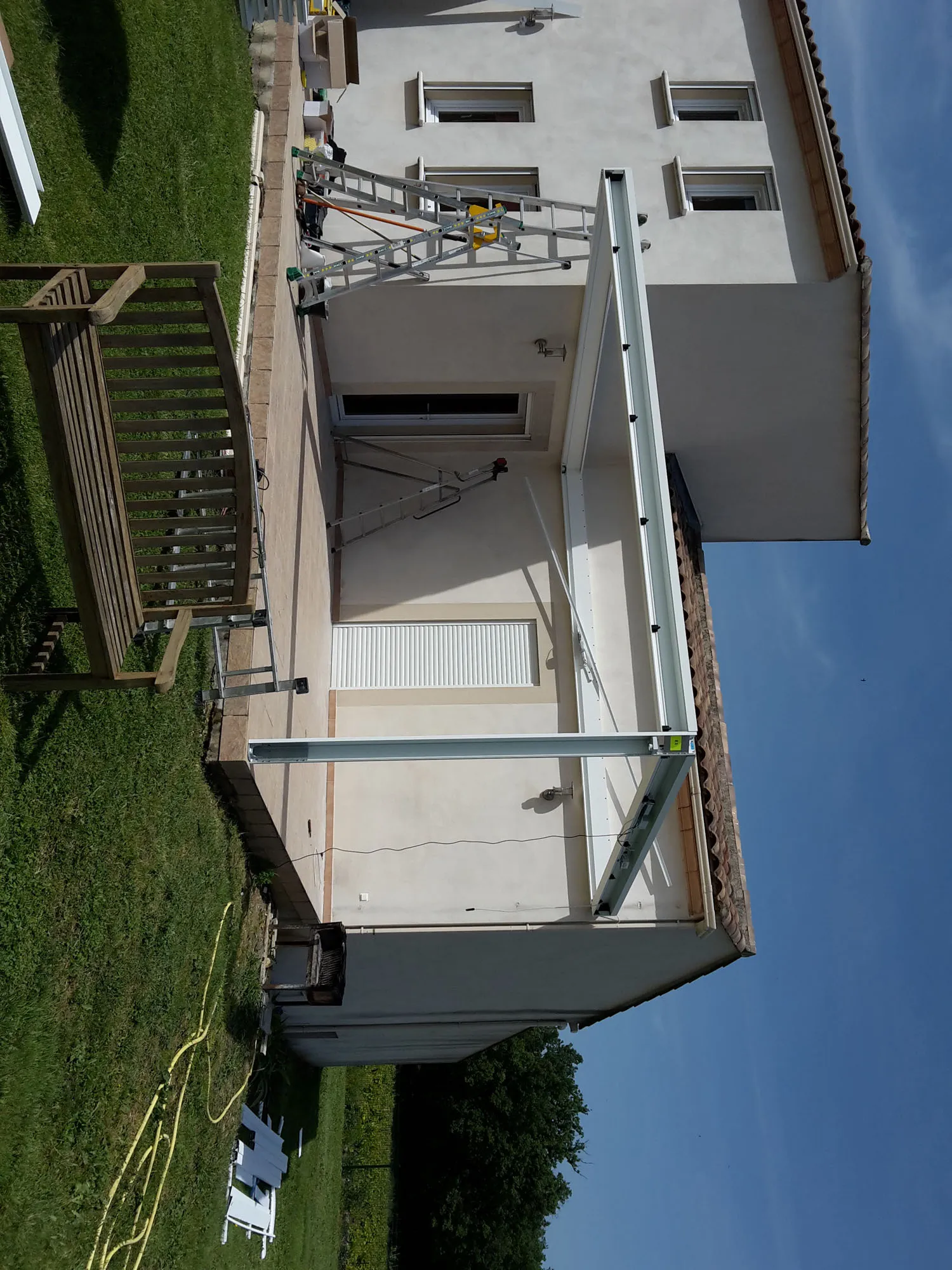Pose d'une pergola bioclimatique B200 XL blanche avec un seul poteau à Castelnau-Valence - Photo 4