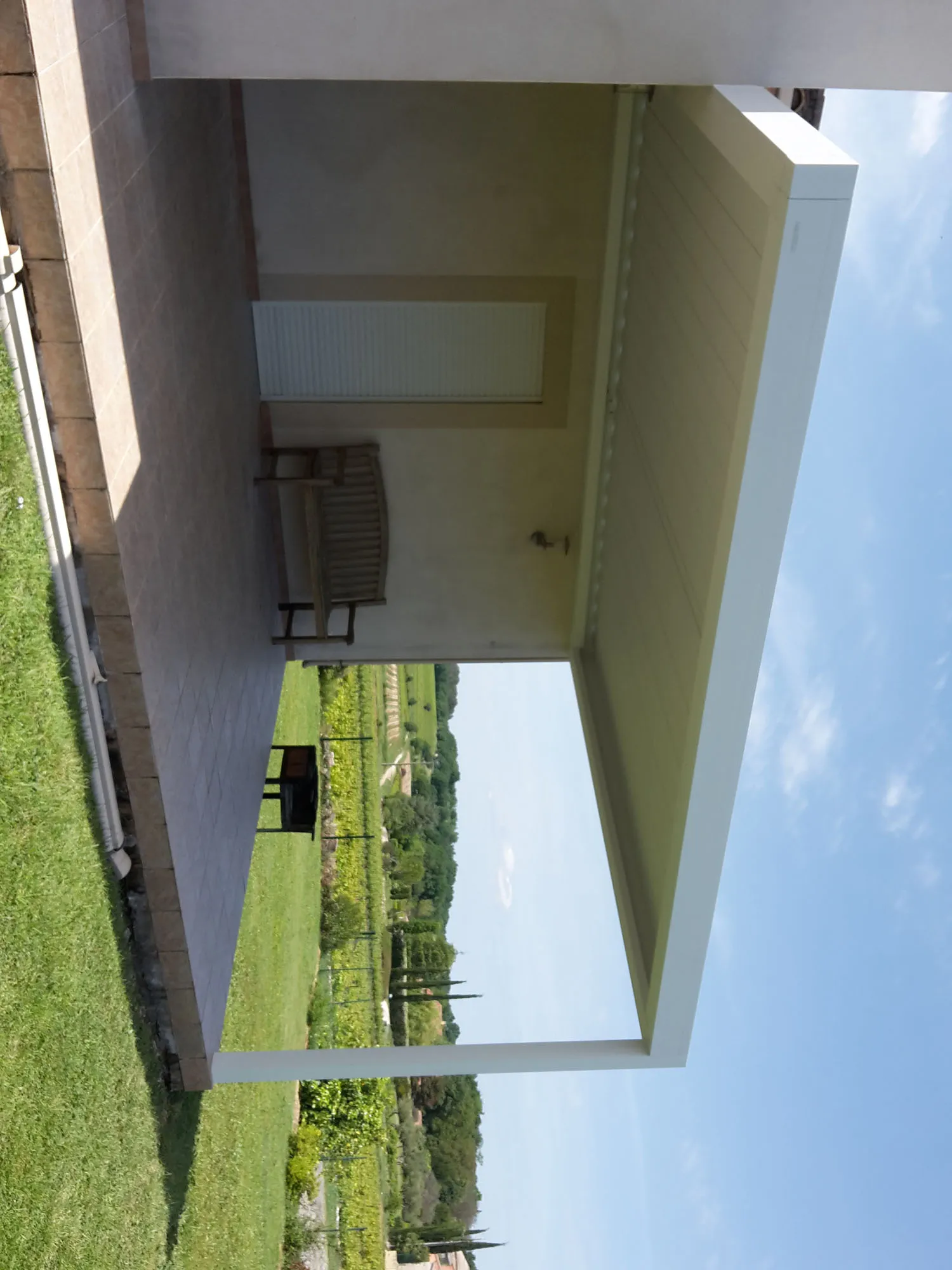 Pose d'une pergola bioclimatique B200 XL blanche avec un seul poteau à Castelnau-Valence - Photo 5