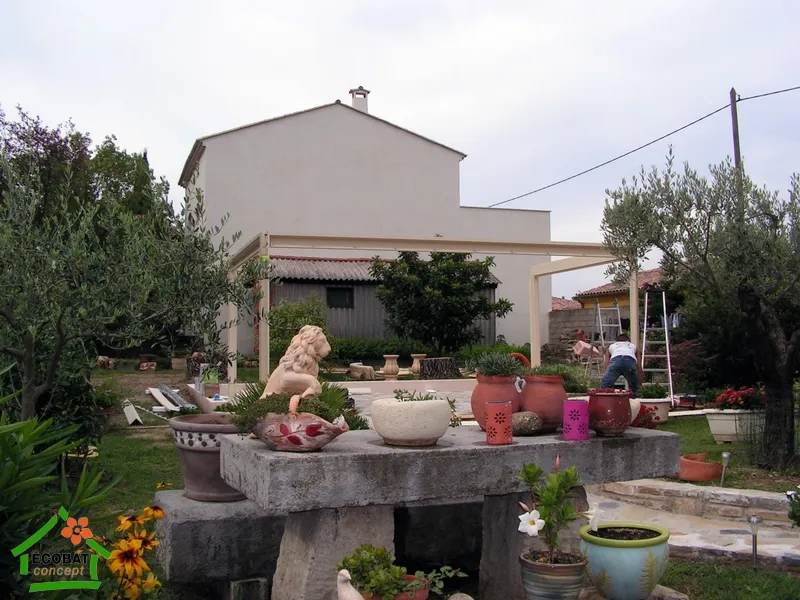 Pose d'une pergola bioclimatique à Ribaute-les-Tavernes - Photo 2