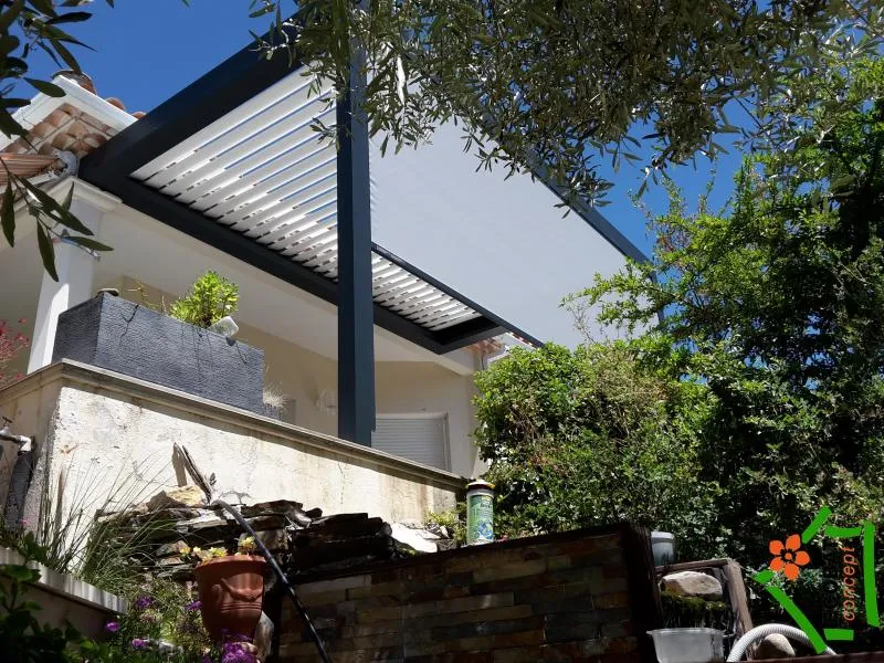 Pose d'une pergola bioclimatique à Saint-Hippolyte-du-Fort - Photo 1