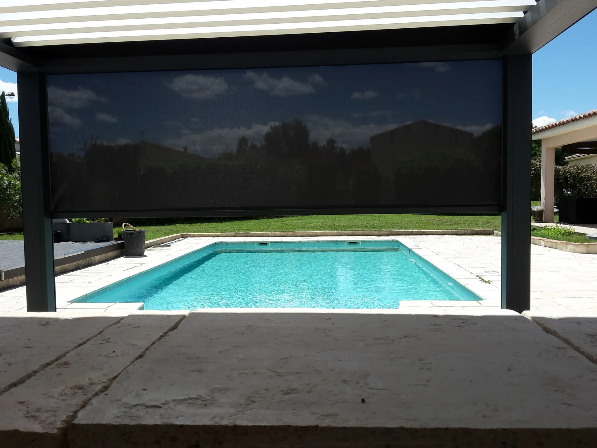 Pose d'une pergola bioclimatique Brustor B200 XL en fixation murale à Saint-Geniès-de-Malgoires - Photo 1