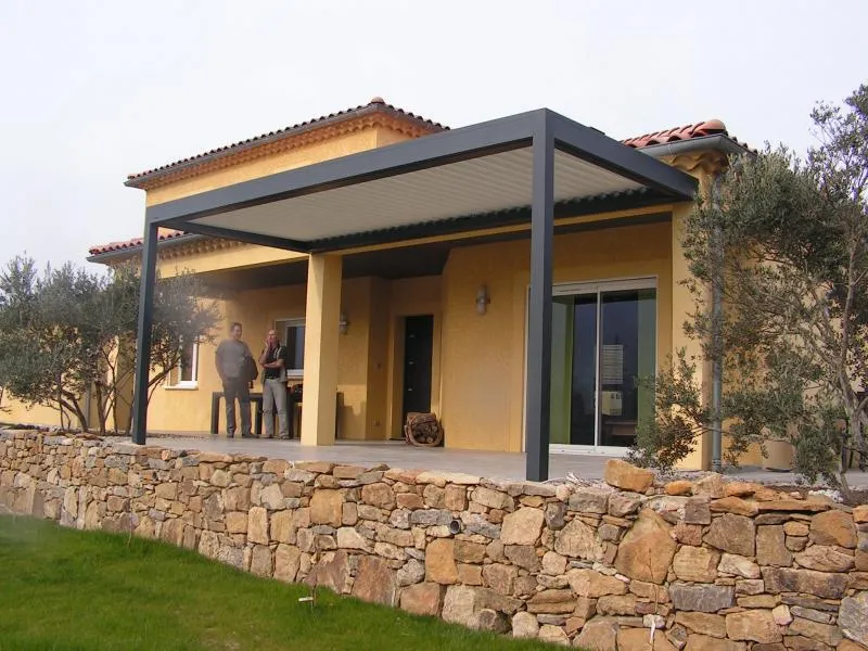 Pose d'une pergola bioclimatique à Uzès - Photo 7