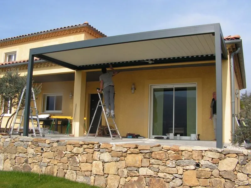 Pose d'une pergola bioclimatique à Uzès - Photo 6