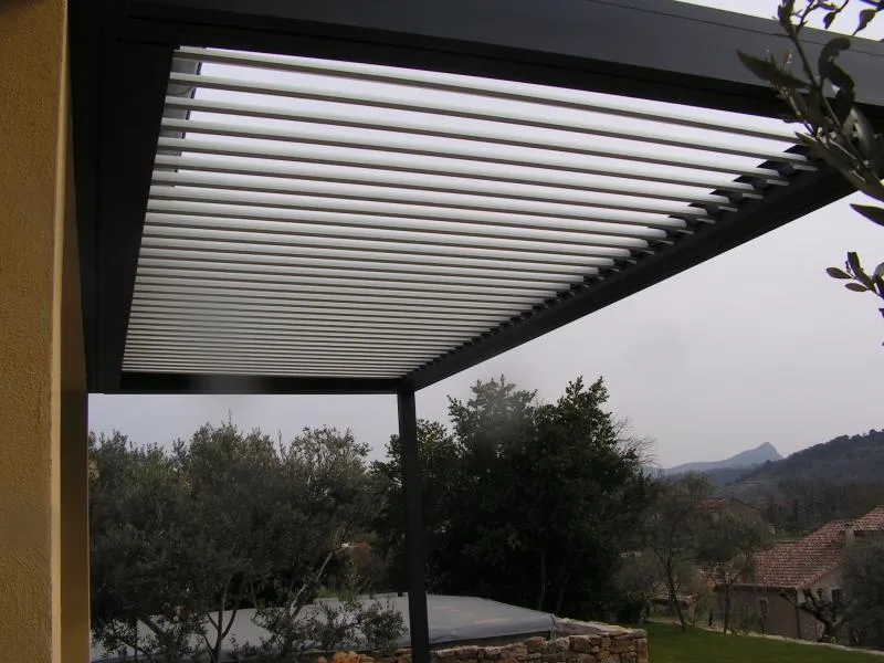Pose d'une pergola bioclimatique à Uzès - Photo 4