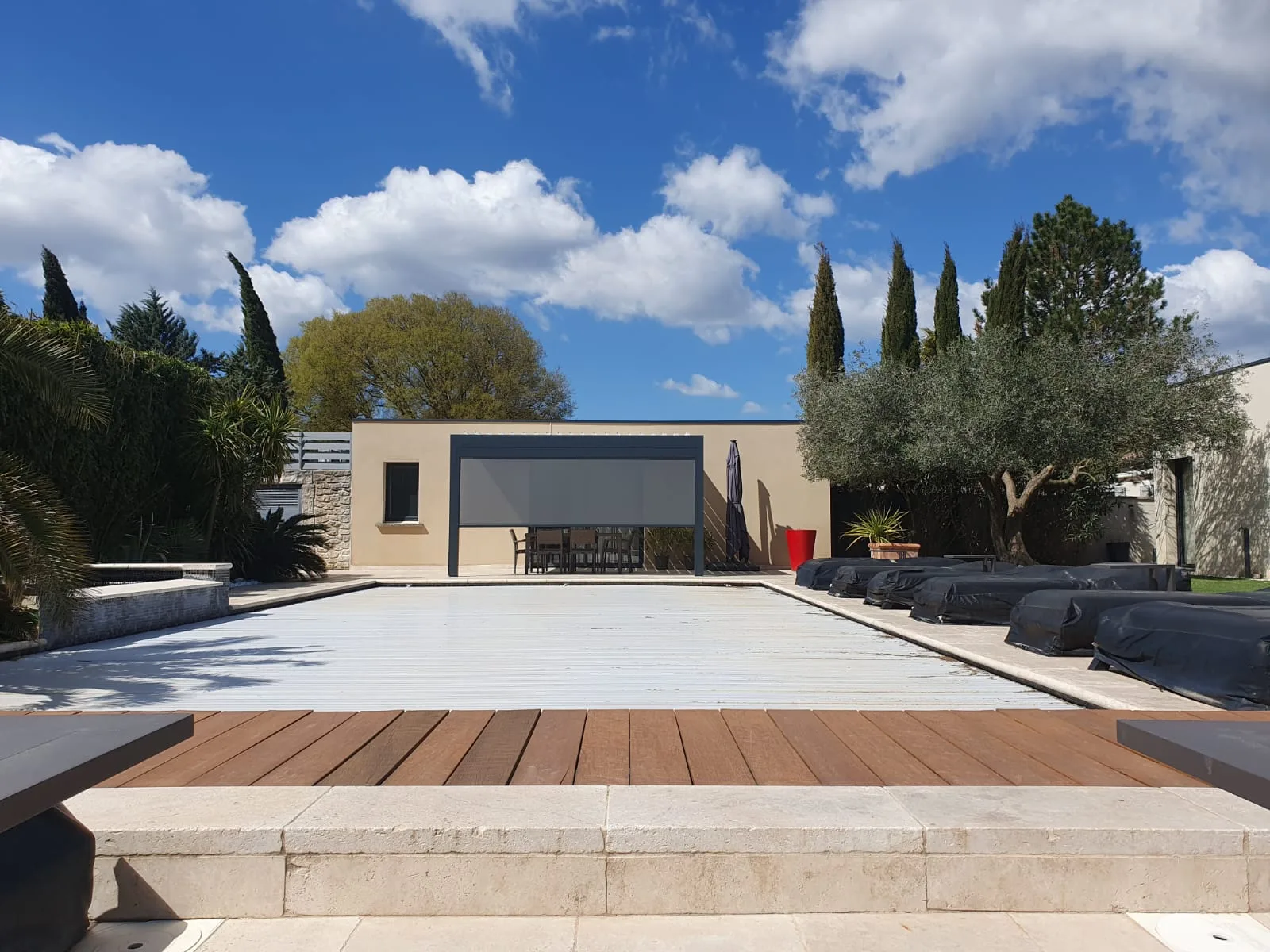 Uzès - Installation d'une pergola bioclimatique B-160 XL avec screen ZIP pour un confort optimal - Photo 4