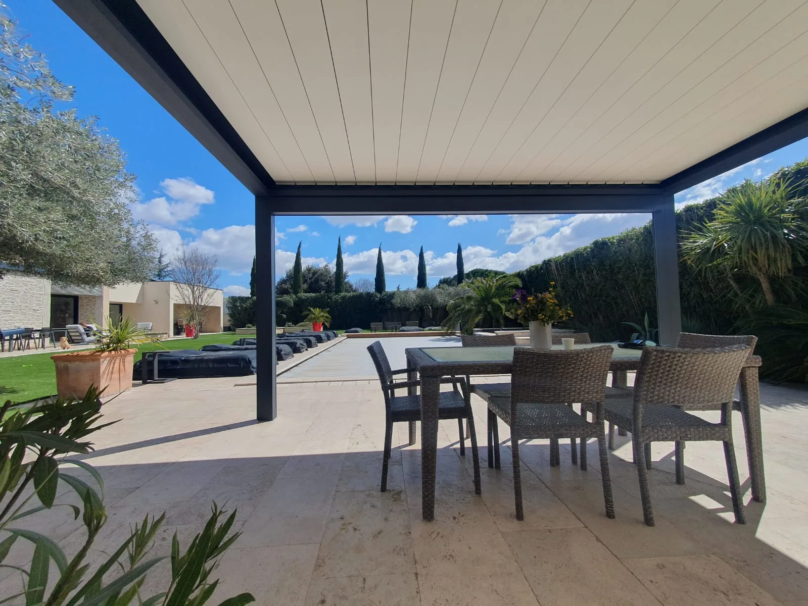 Uzès - Installation d'une pergola bioclimatique B-160 XL avec screen ZIP pour un confort optimal - Photo 8