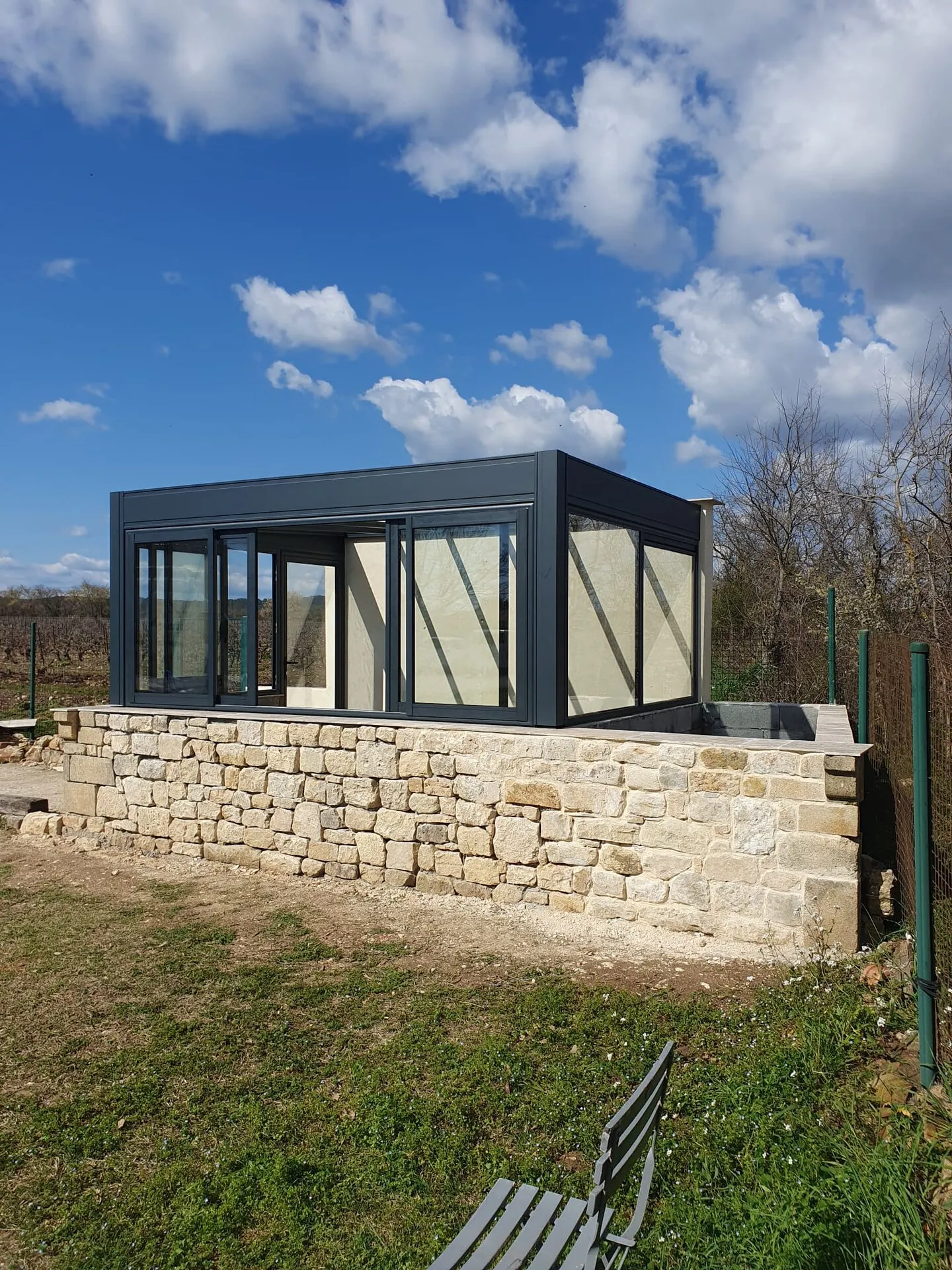 Installation d'une véranda aluminium avec toiture vitrée à Bourdic - Photo 1