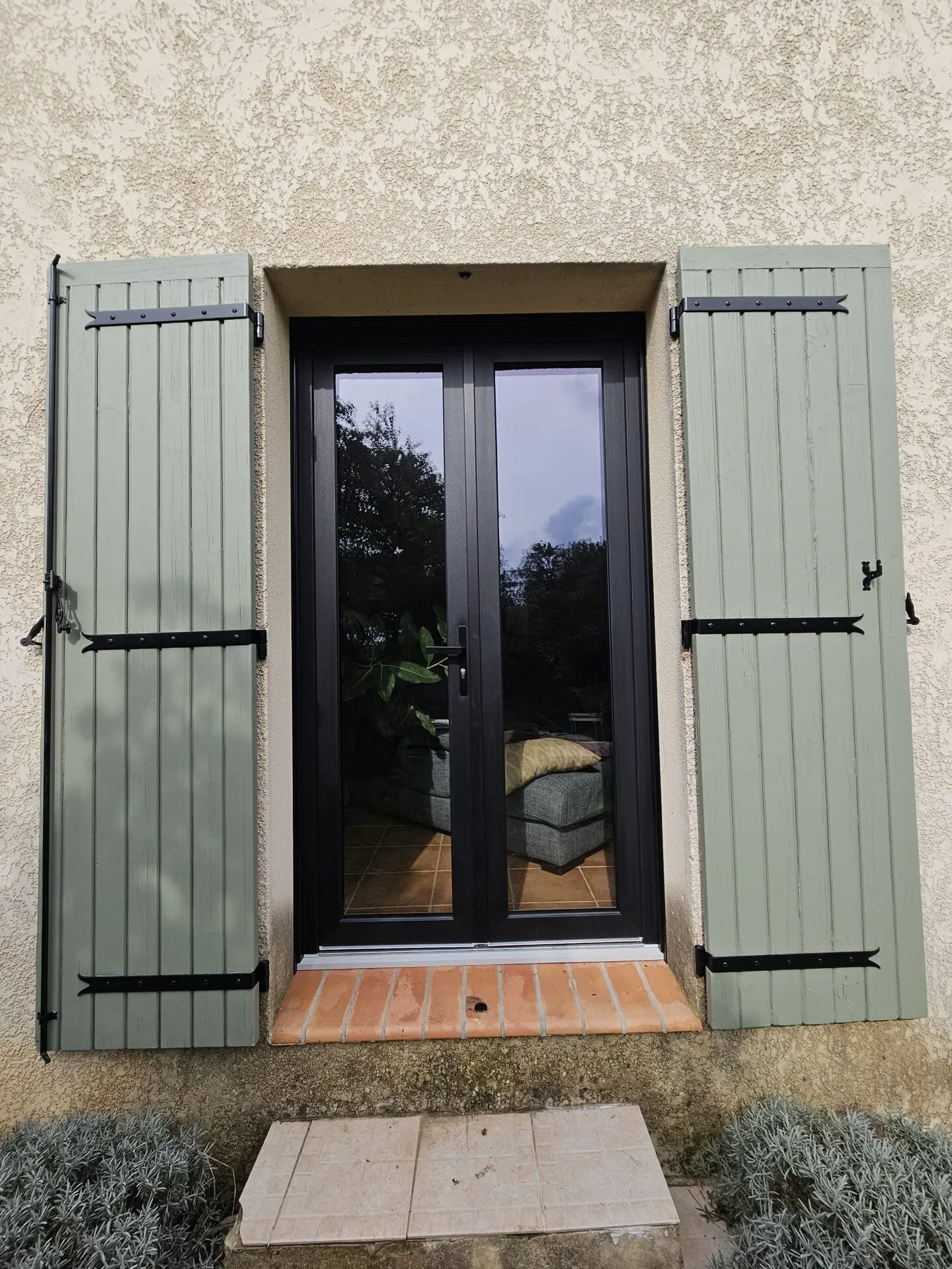 Pose de menuiseries PVC bi-couleur Woodtech à Uzès - Photo 4