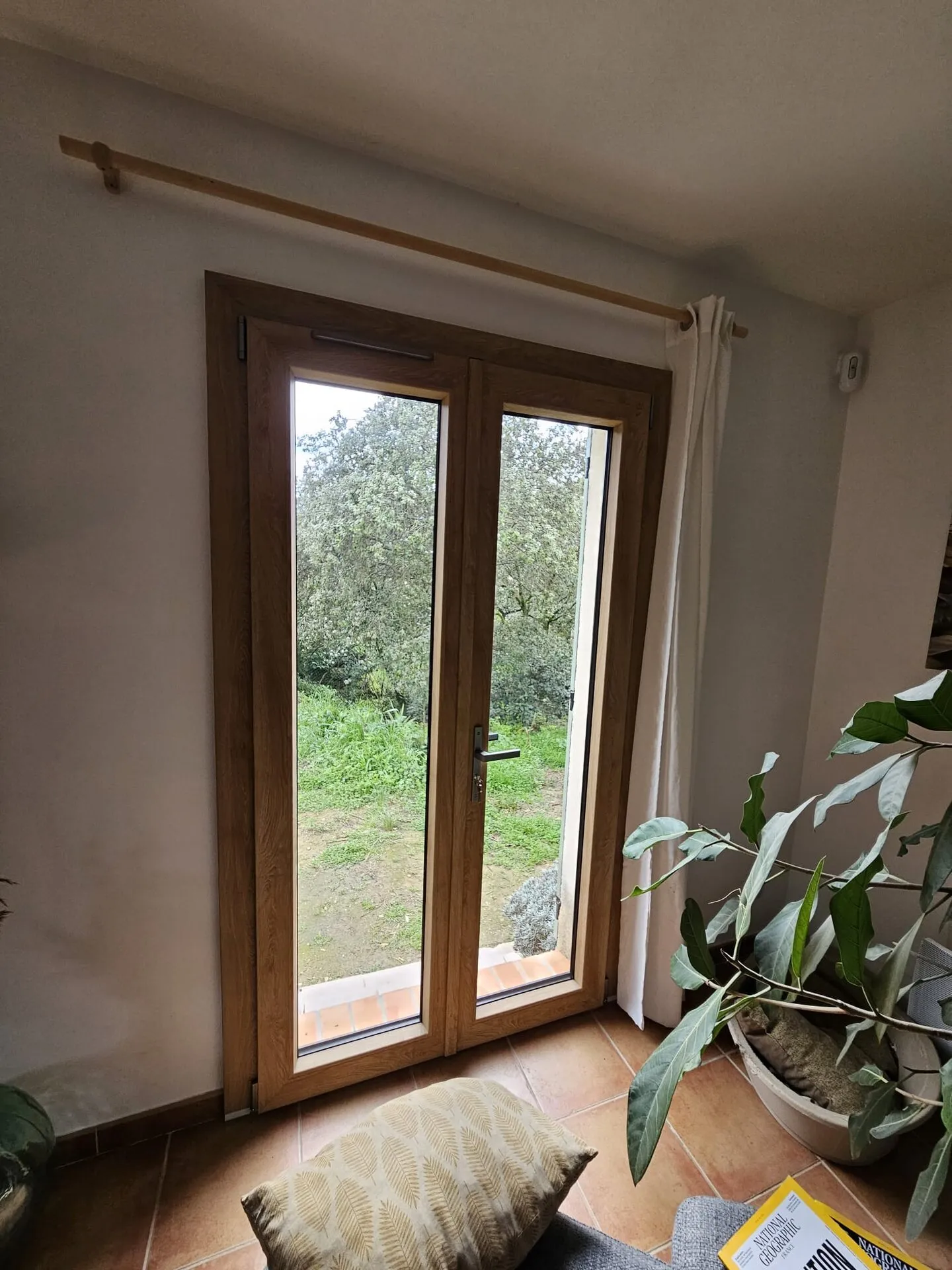 Pose de menuiseries PVC bi-couleur Woodtech à Uzès - Photo 5