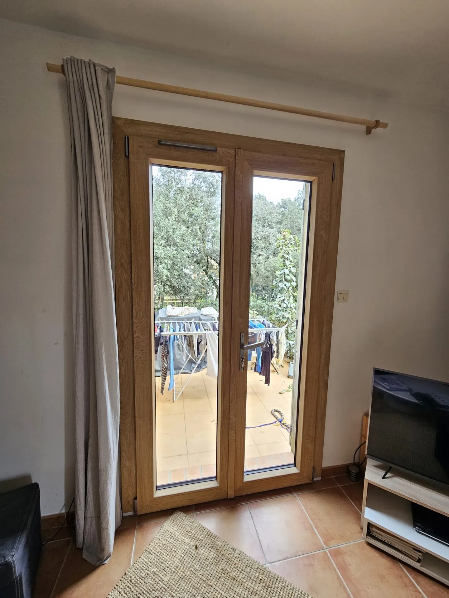 Pose de menuiseries PVC bi-couleur Woodtech à Uzès - Photo 6