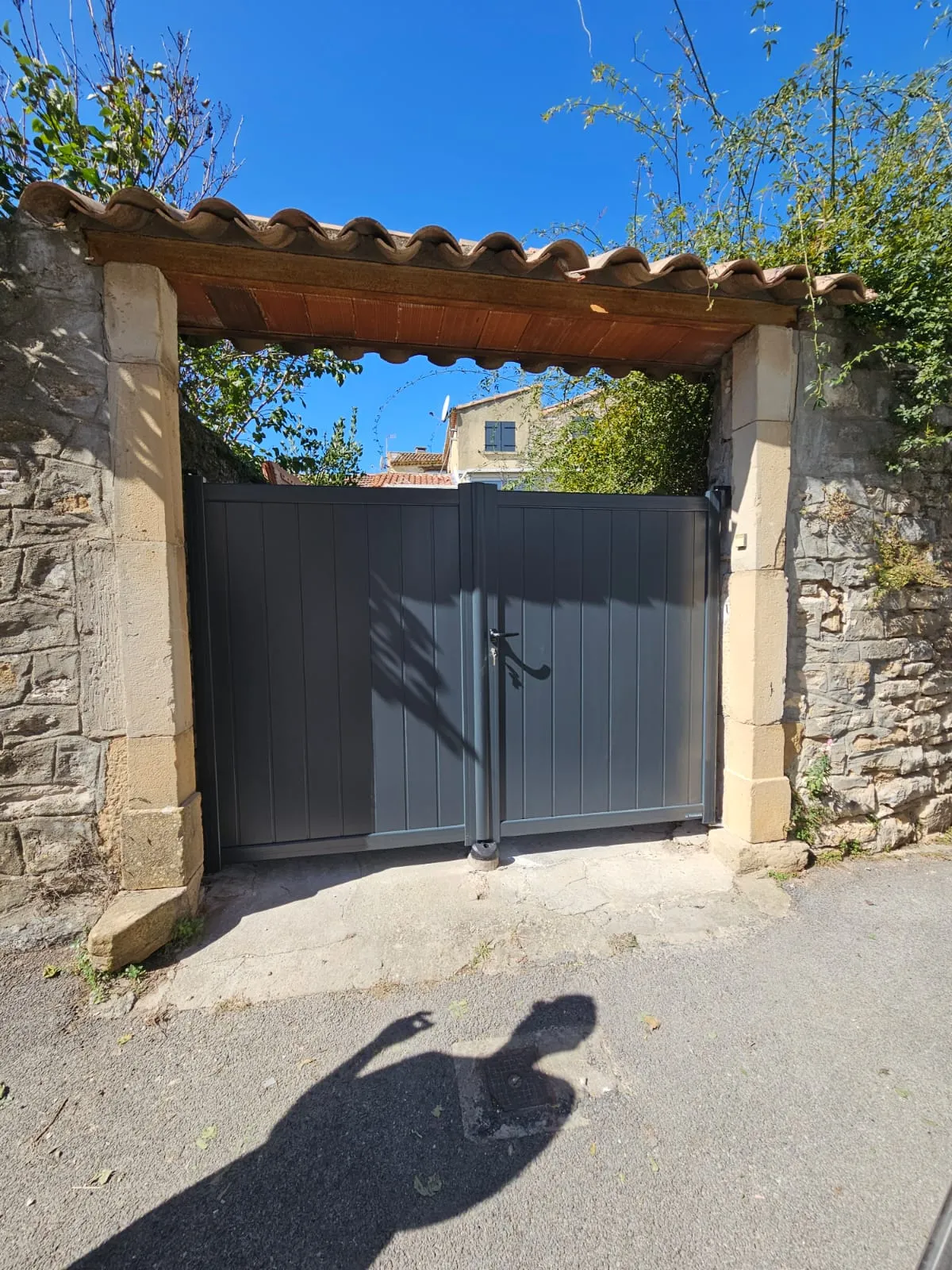 Pose d'un portail manuel 2 vantaux RAL 7016 à Saint-Jean-de-Ceyrargues - Photo 1
