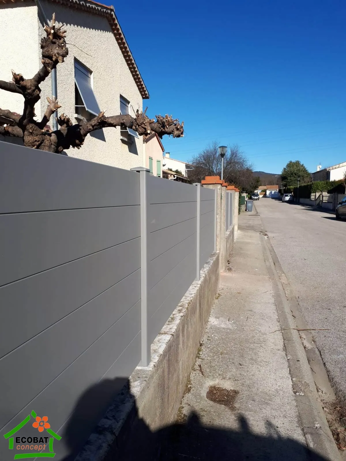 Pose d'un portail aluminium à Saint-Julien-les-Rosiers - Photo 2