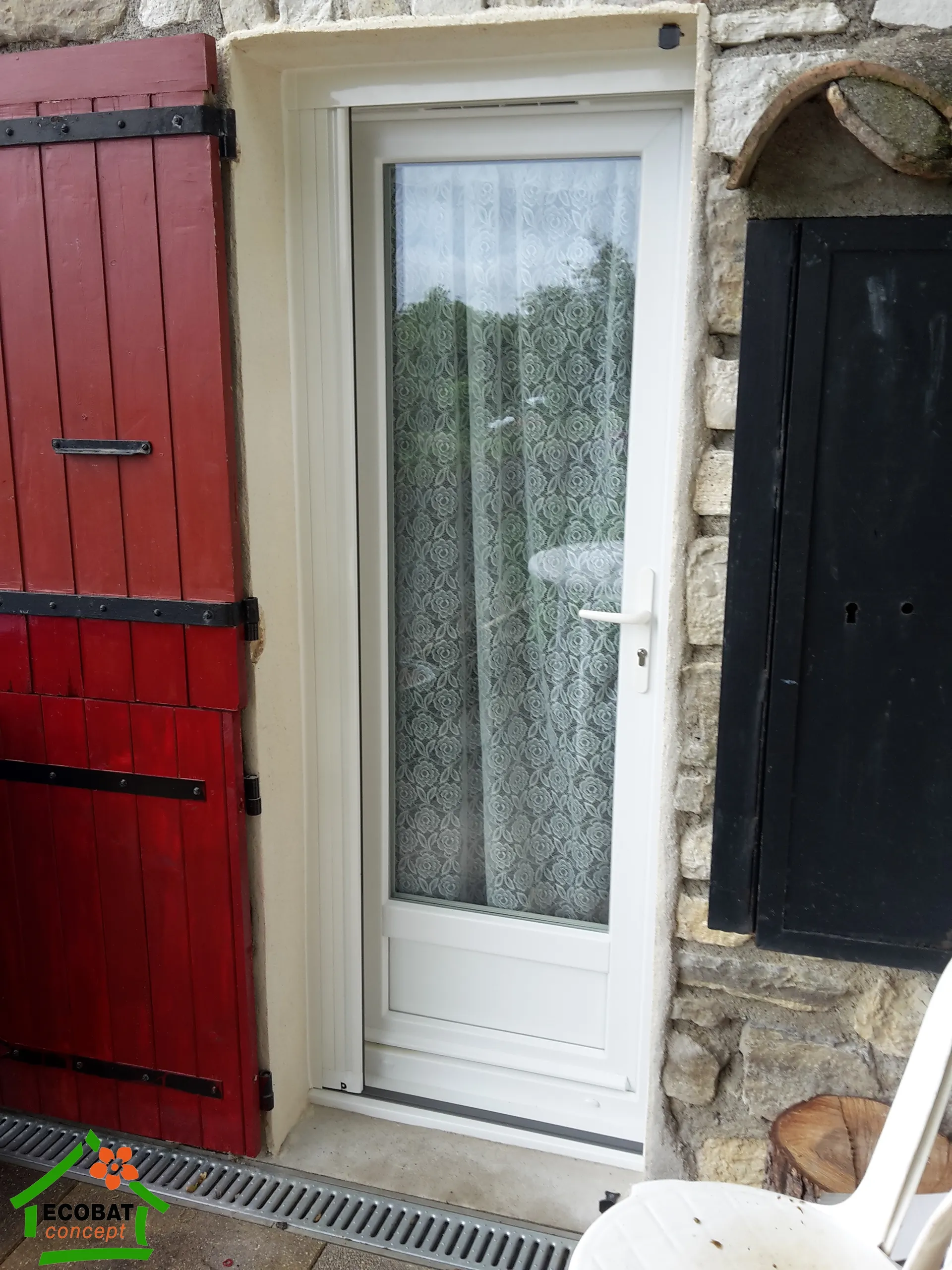 Pose d'une moustiquaire porte PLISSEA sur mesure à Cruviers - Photo 1