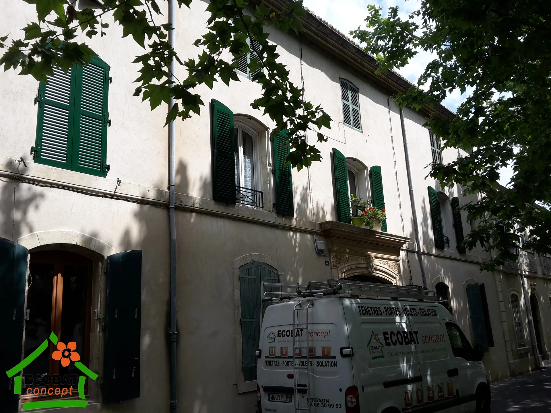 Pose de volets battants persiennés en aluminium à Aimargues - Photo 2