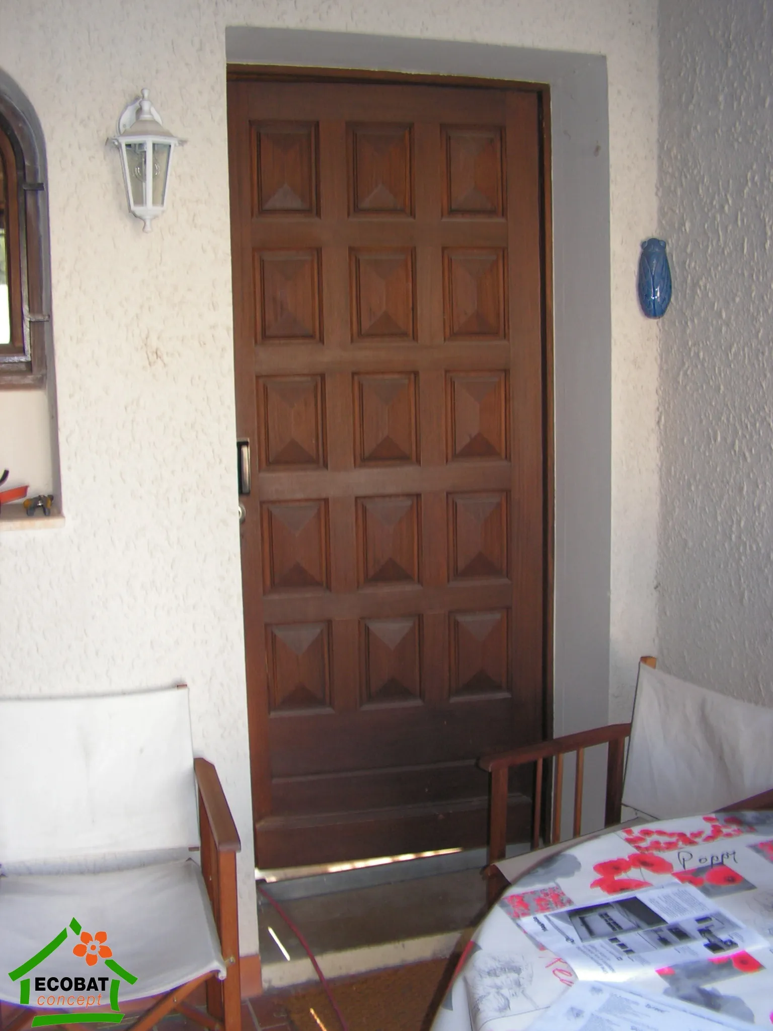 Pose d'une porte d'entrée PVC en rénovation à Saint-Chaptes - Photo 1
