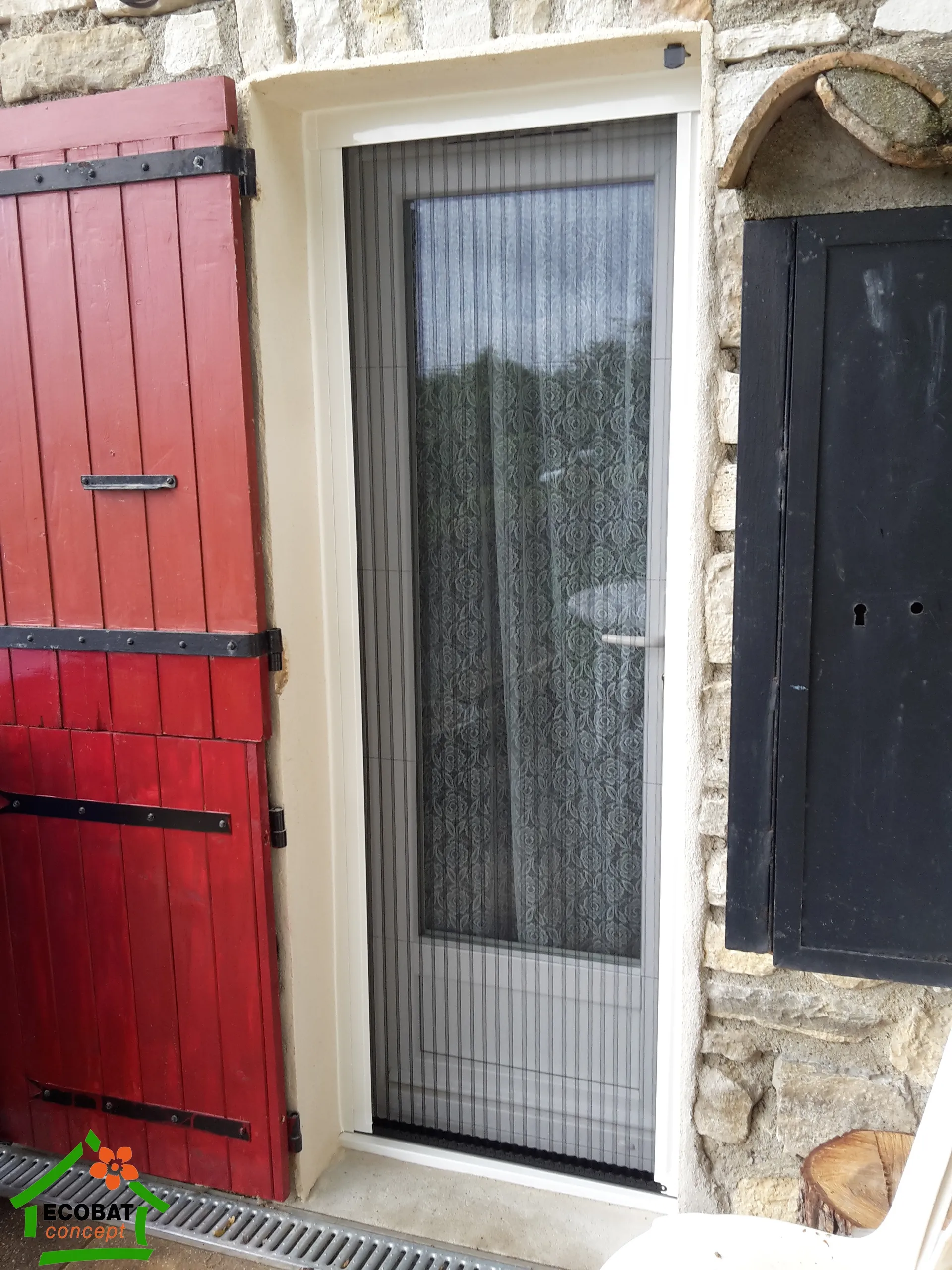 Pose d'une moustiquaire porte PLISSEA sur mesure à Cruviers - Photo 2