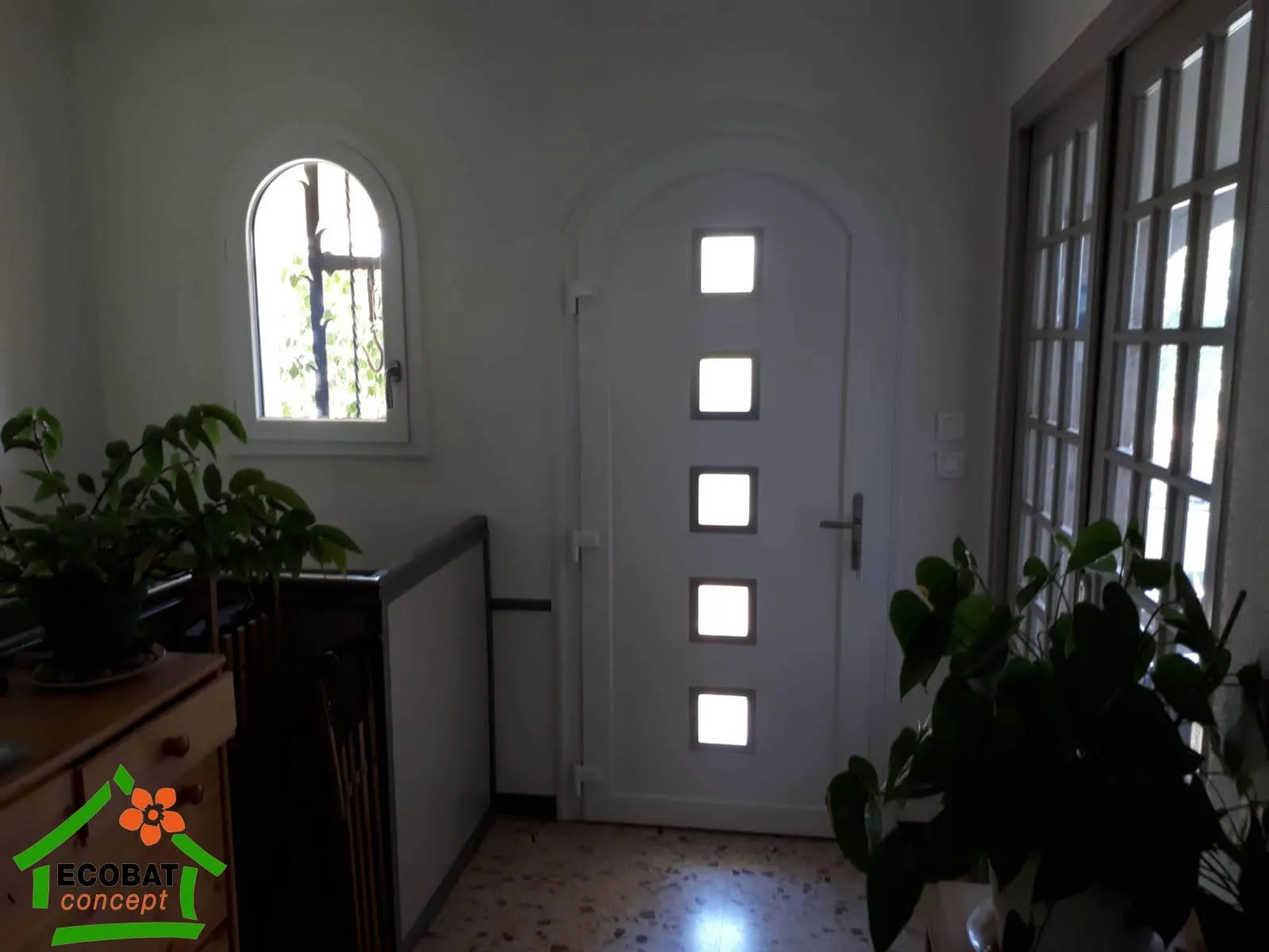 Pose d'une porte d'entrée PVC cintrée à Vézénobres - Photo 1