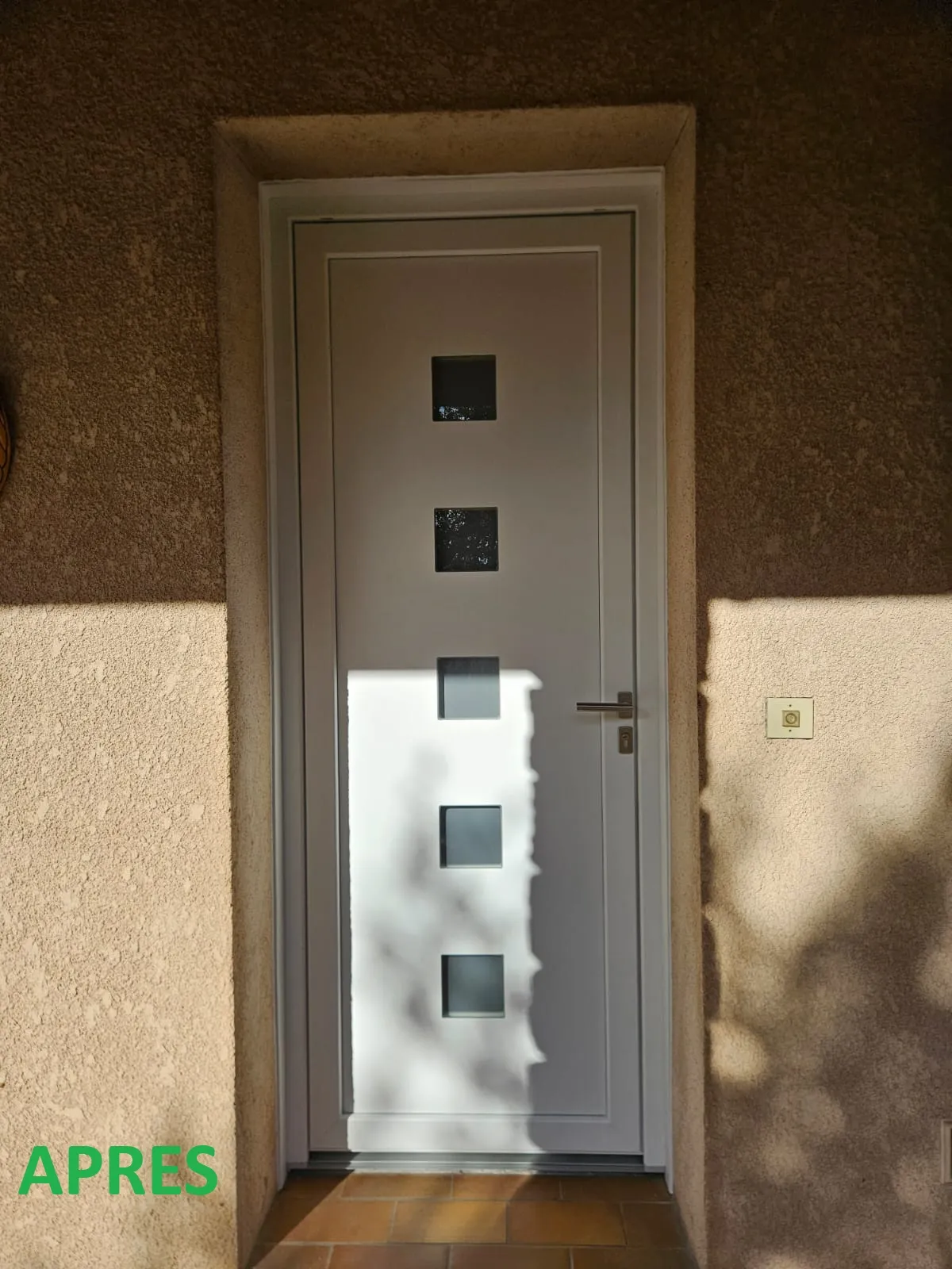 Pose d'une porte d'entrée aluminium monobloc blanche à Saint-Mamert-du-Gard - Photo 2
