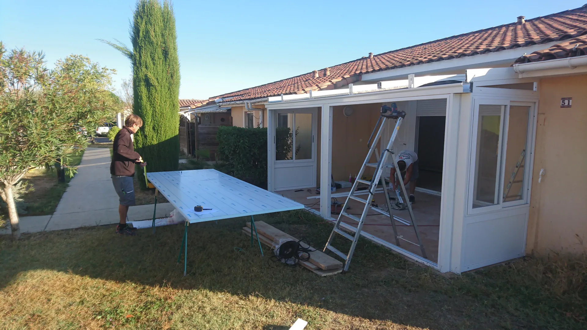 Réalisation d'une véranda aluminium avec toiture transparente à La Calmette - Photo 1