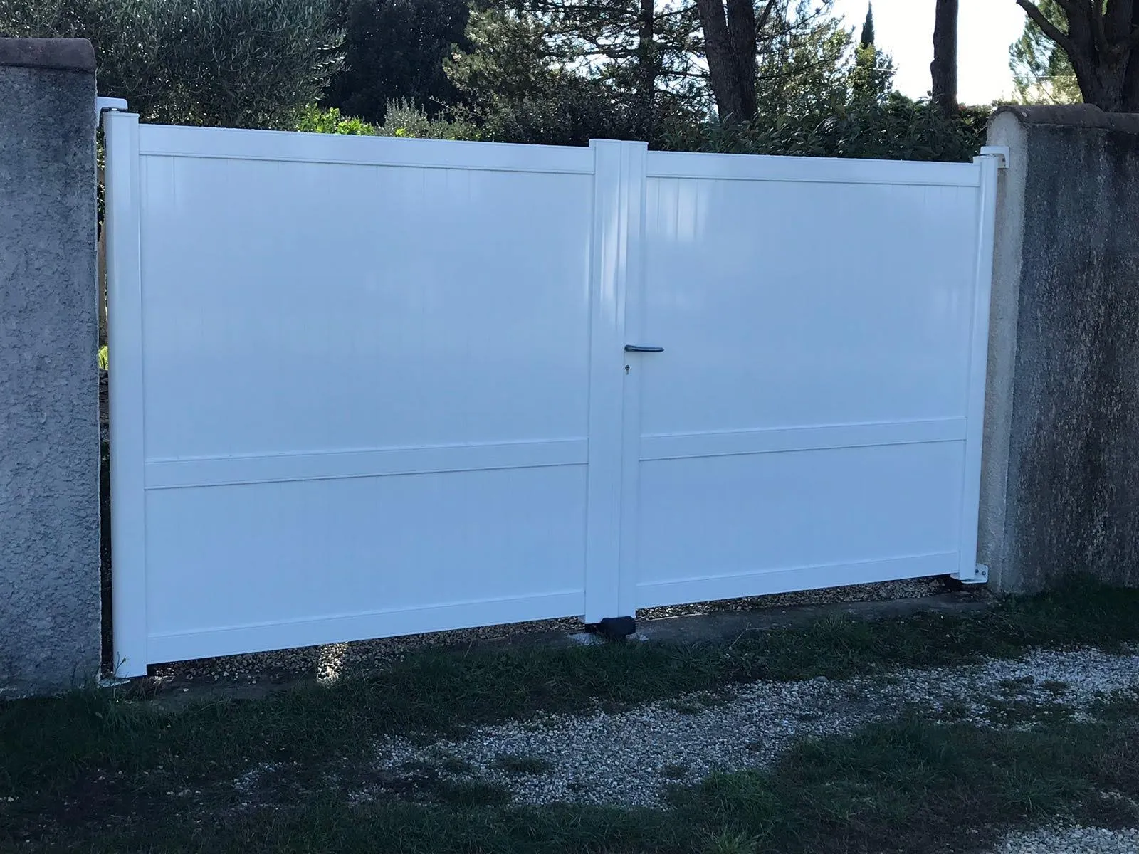 Pose d'un portail 2 vantaux aluminium à La Calmette - Photo 3