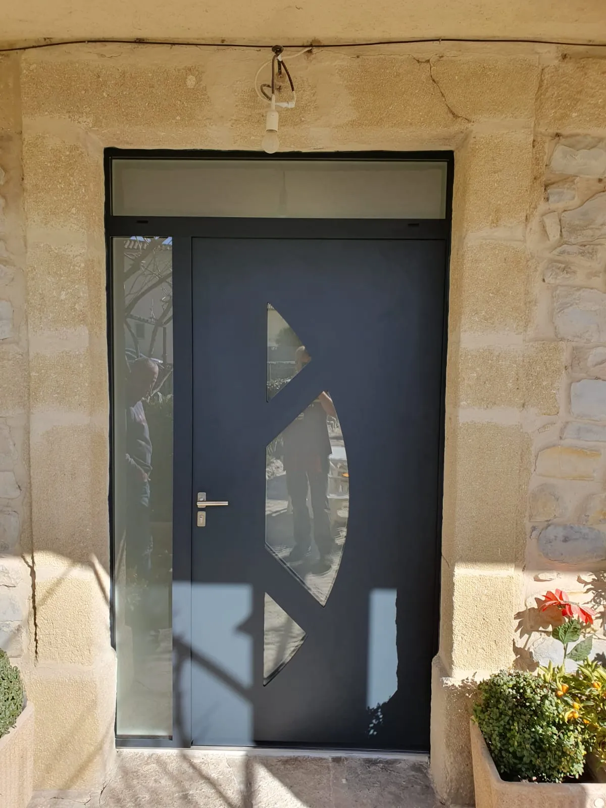 Pose d'une porte d'entrée aluminium monobloc + 1 fixe avec imposte à Moulézan - Photo 2
