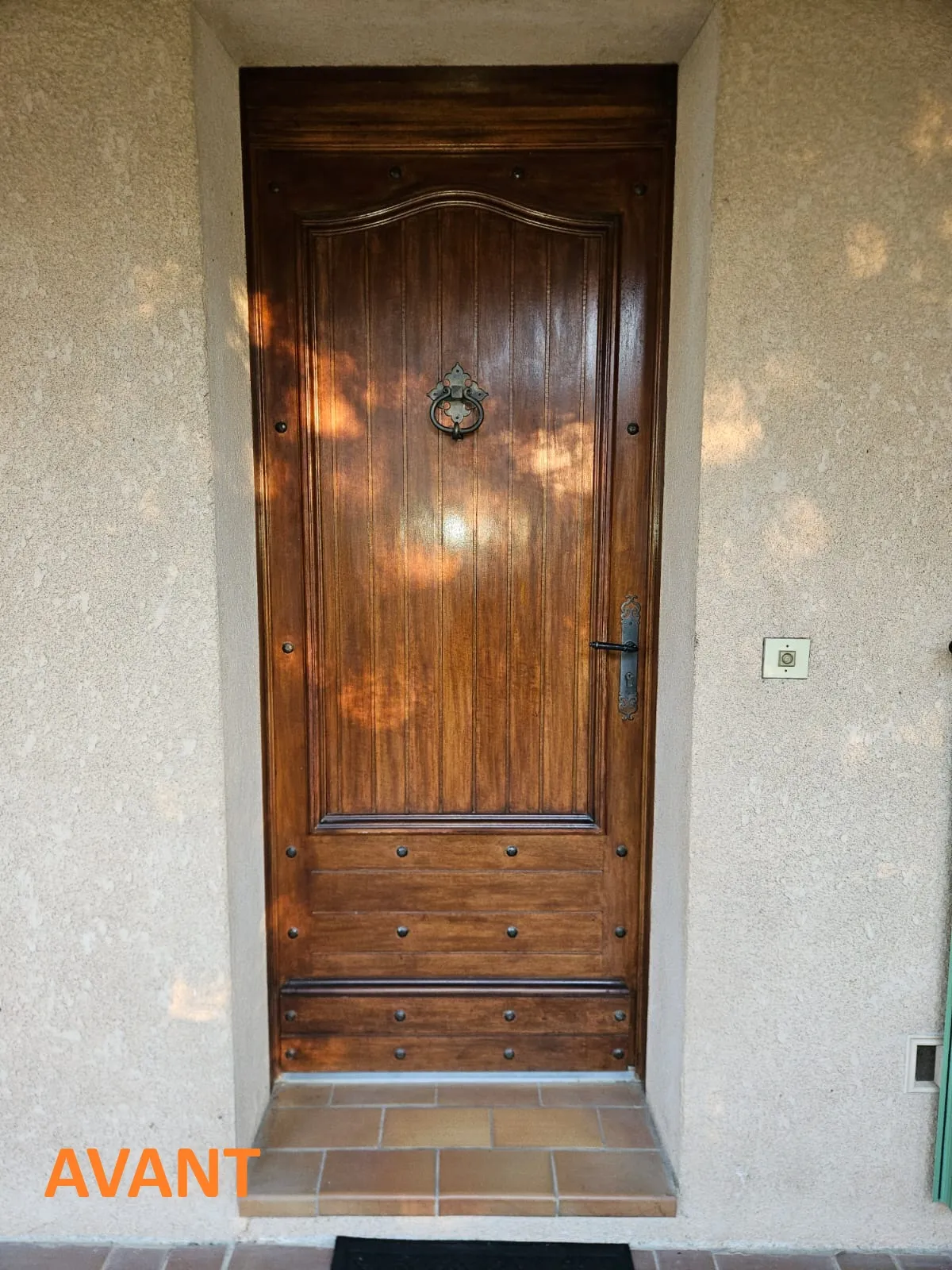 Pose d'une porte d'entrée aluminium monobloc blanche à Saint-Mamert-du-Gard - Photo 1