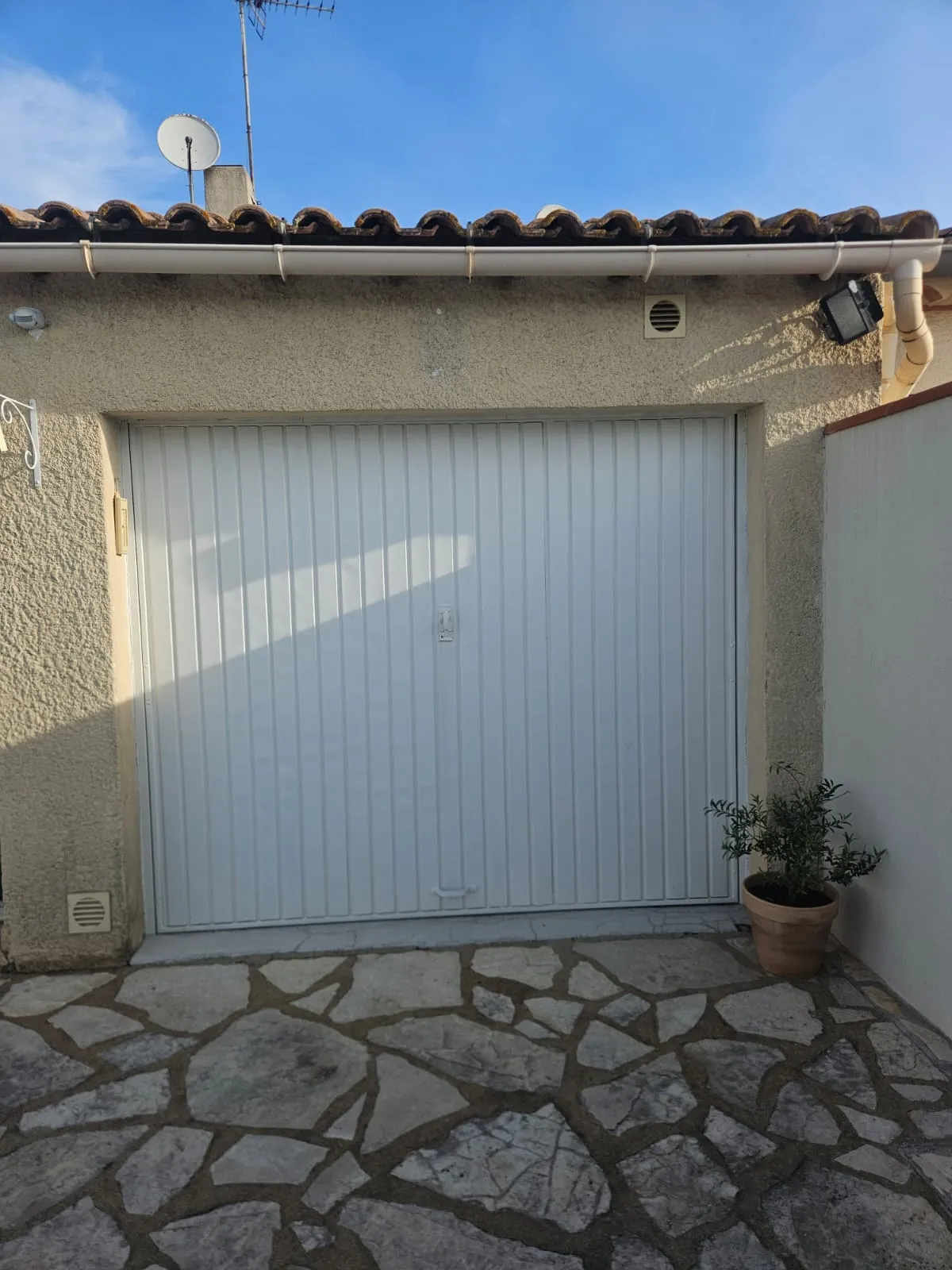 Porte de garage enroulable à La Calmette - Photo 5