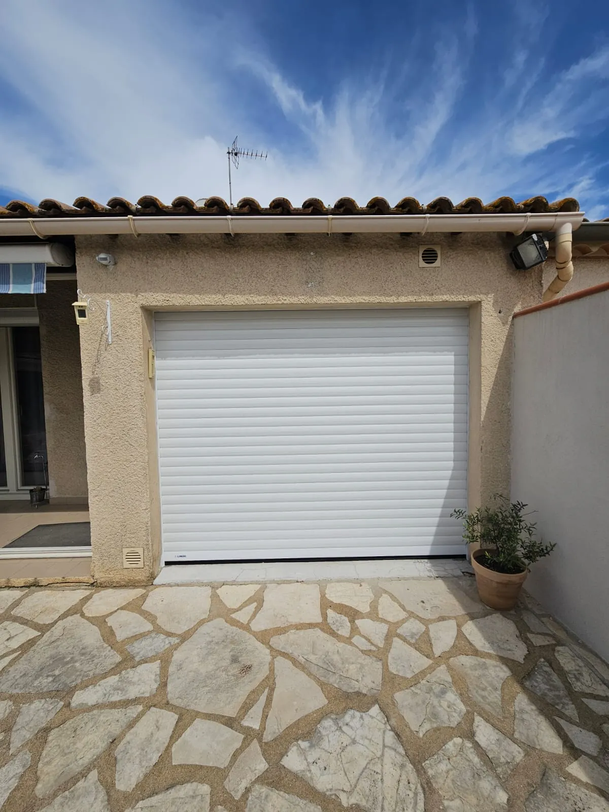 Porte de garage enroulable à La Calmette - Photo 3