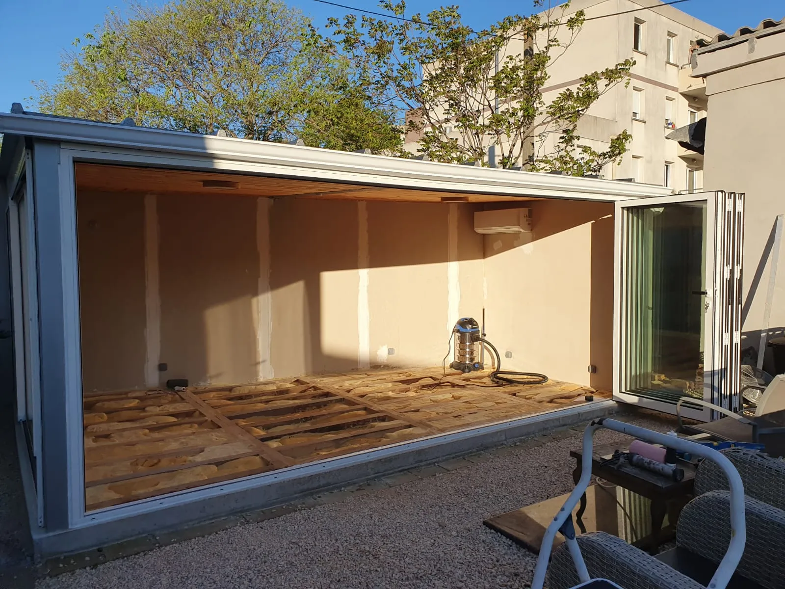 Fermeture de terrasse à Nîmes : installation d'une baie vitrée accordéon en aluminium blanc - Photo 2