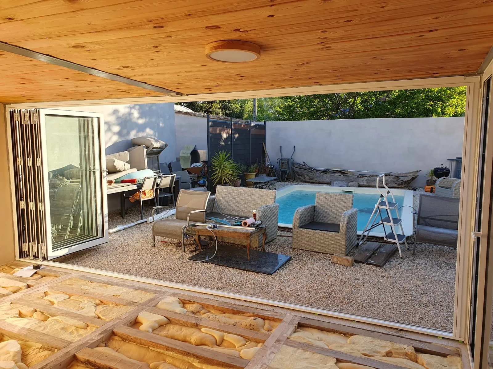 Fermeture de terrasse à Nîmes : installation d'une baie vitrée accordéon en aluminium blanc - Photo 1