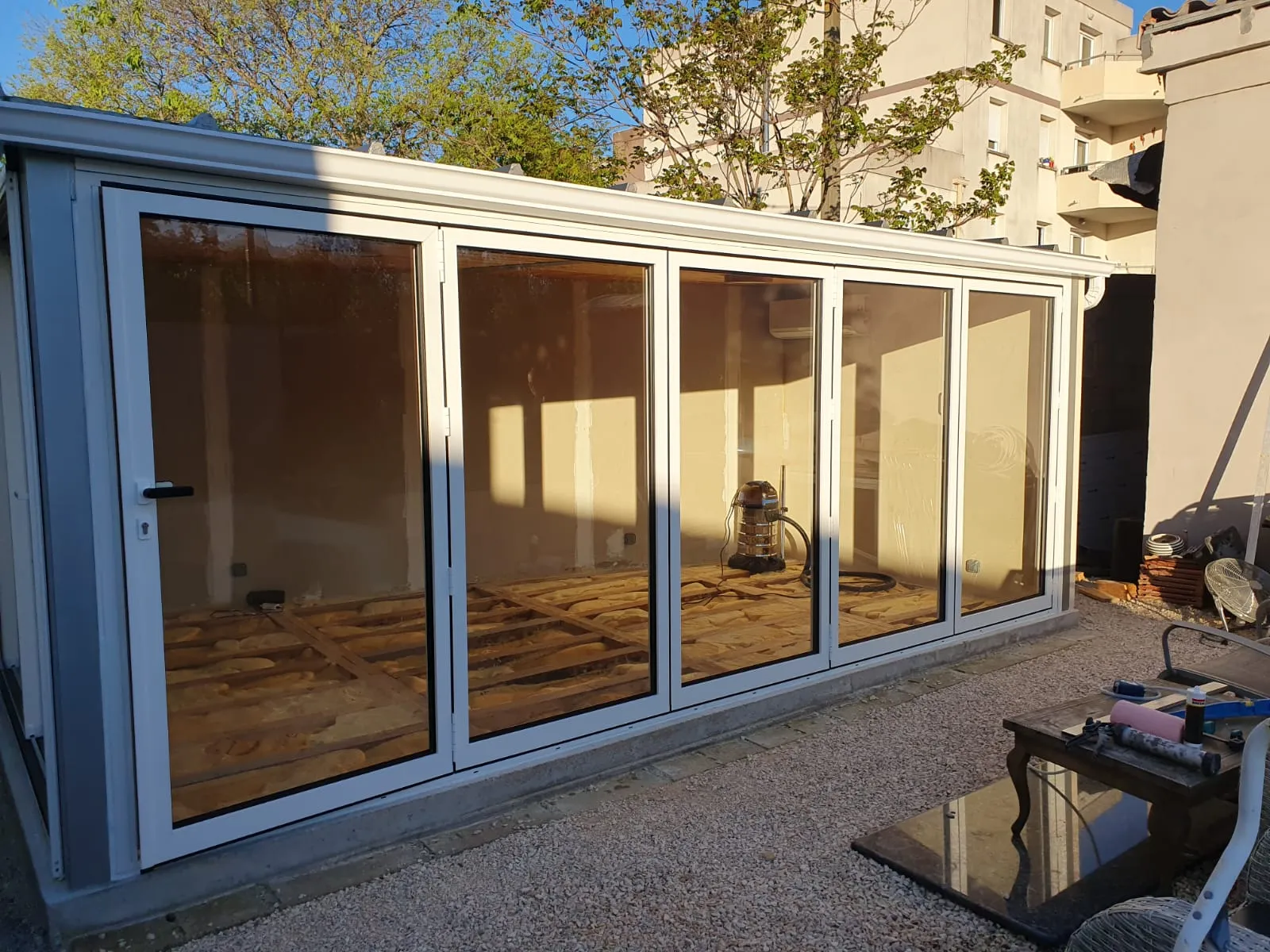 Fermeture de terrasse à Nîmes : installation d'une baie vitrée accordéon en aluminium blanc - Photo 6