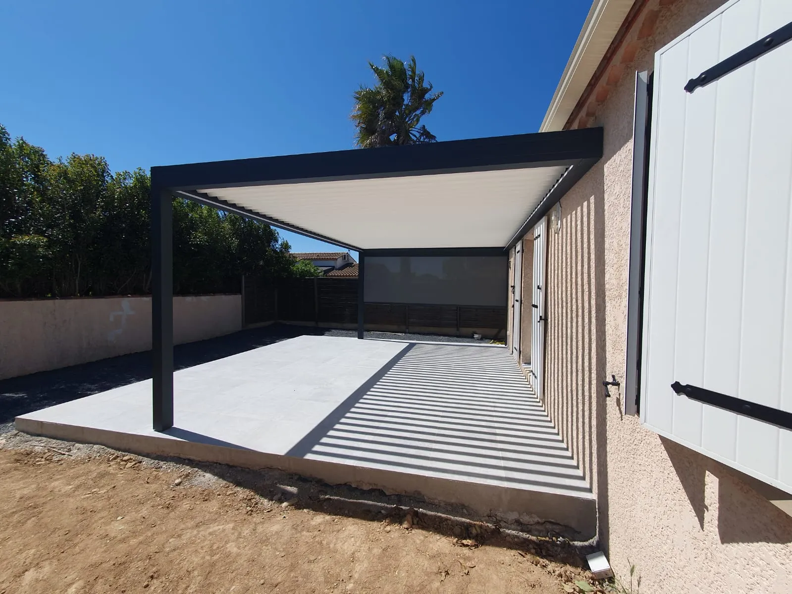 Installation d'une pergola bioclimatique avec screen motorisé à Manduel - Photo 3