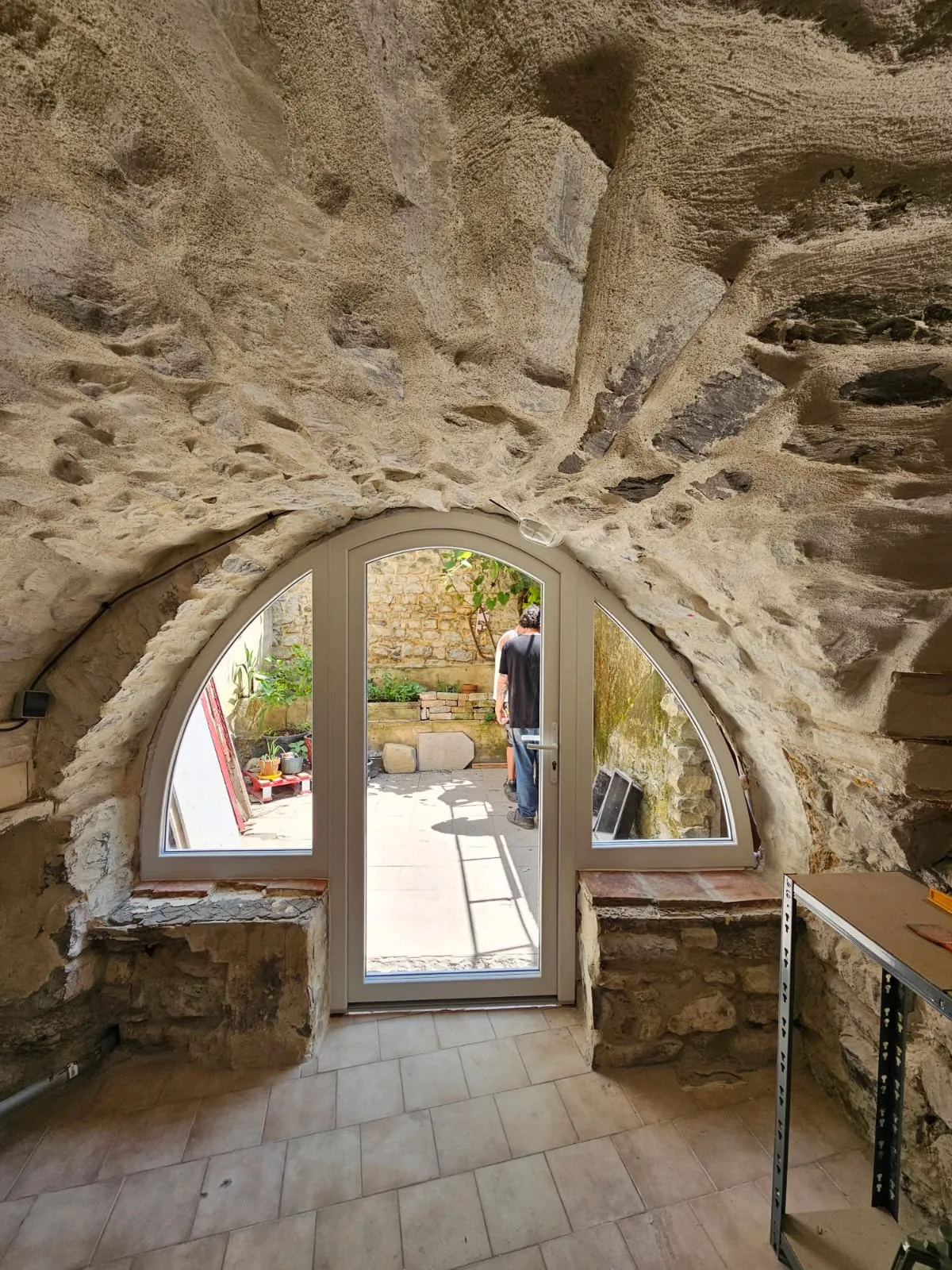 Installation d'une porte d'entrée PVC sur mesure avec imposte cintrée à Moulezan (30350) - Photo 1