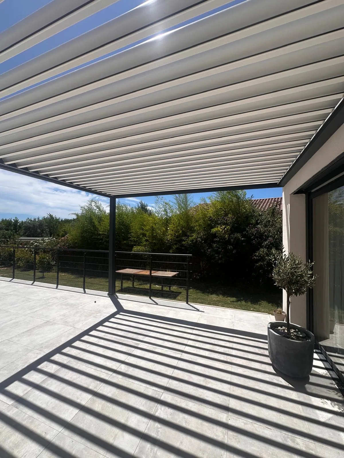 Installation d'une pergola bioclimatique à Saint-Dézéry : confort, design et protection solaire sur mesure - Photo 5